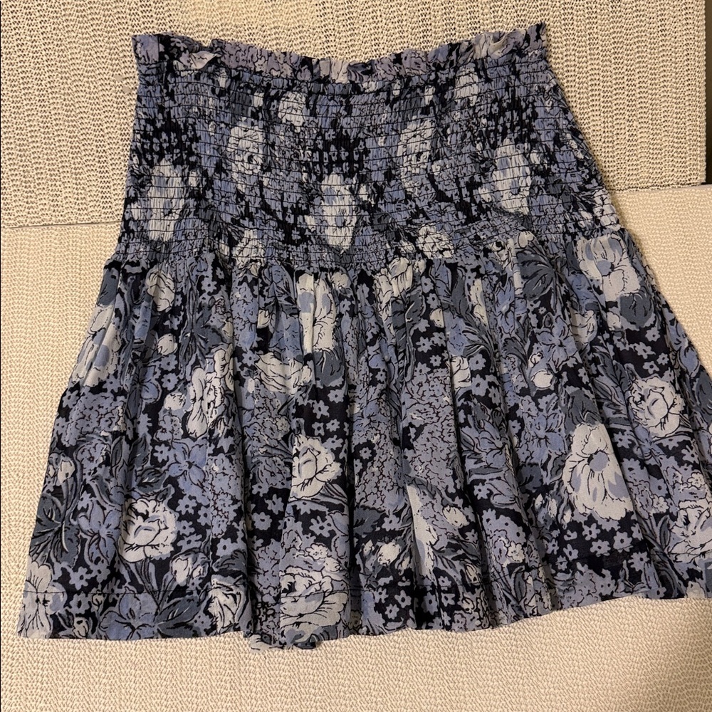 GANNI Blue Floral Georgette
Smocked Pull on Lined Mini Skirt
Size 36 - Picture 8 of 11